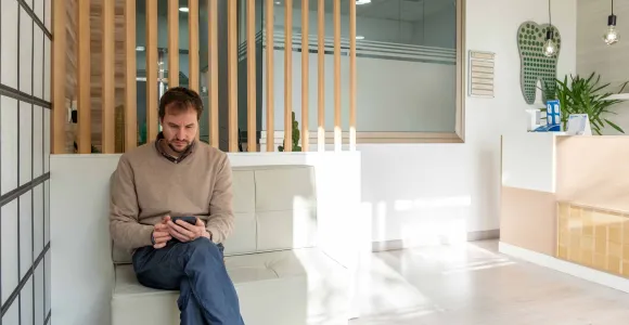 Une patiente dans une salle d'attente d'un hôpital
