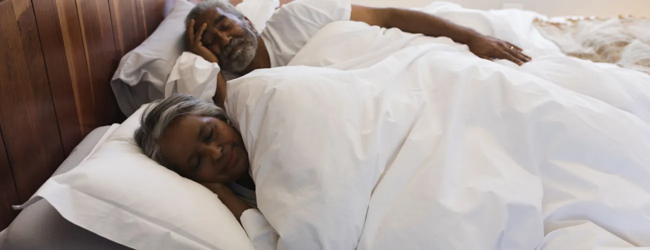 Un couple dort paisiblement.