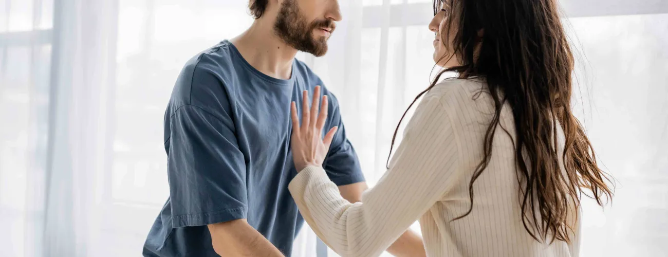 Un homme s'enerve sur sa femme