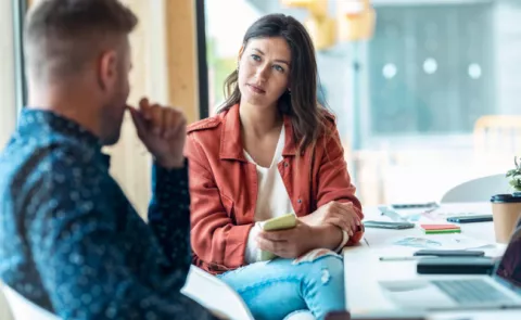 Une manager discute du retour au travail avec son employé en maladie