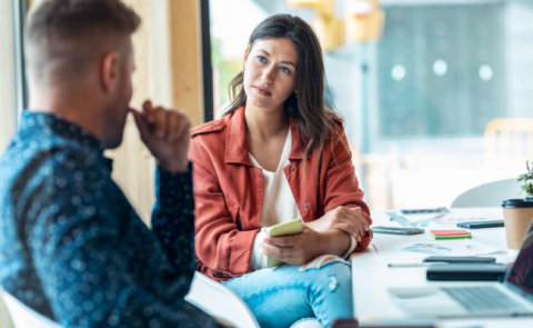 Une manager discute du retour au travail avec son employé en maladie