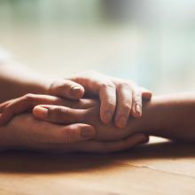 Deux personnes se tiennent les mains