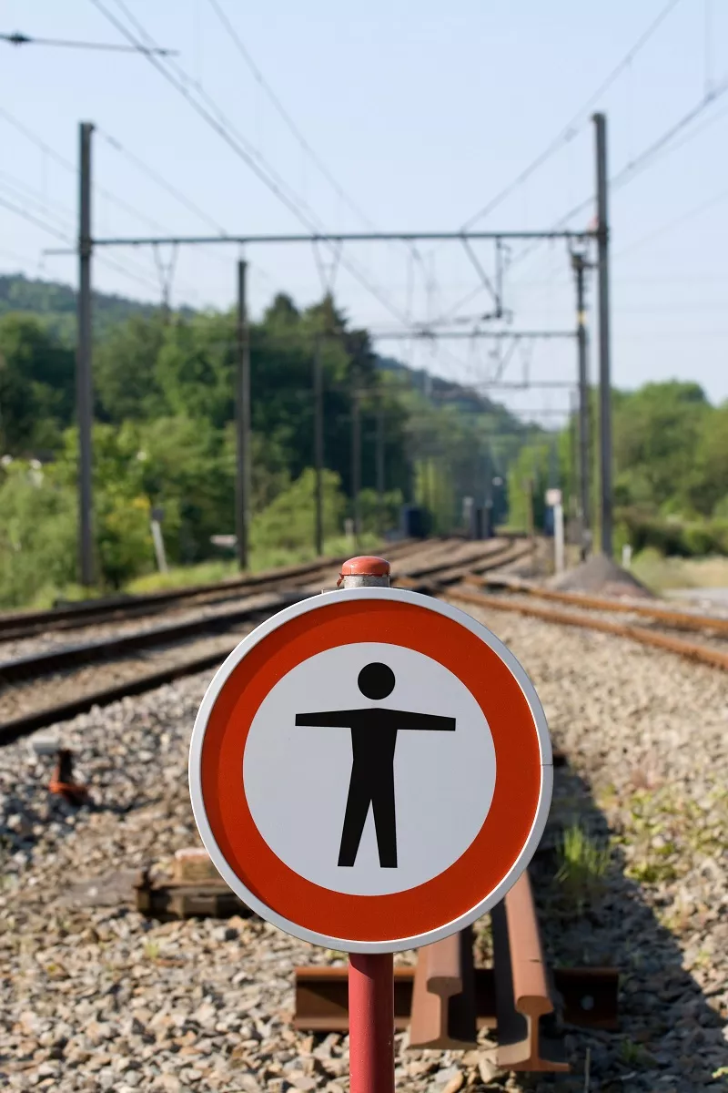 Un panneau de signalisation interdit aux personnes de se rendre sur les voies de chemins de fer.