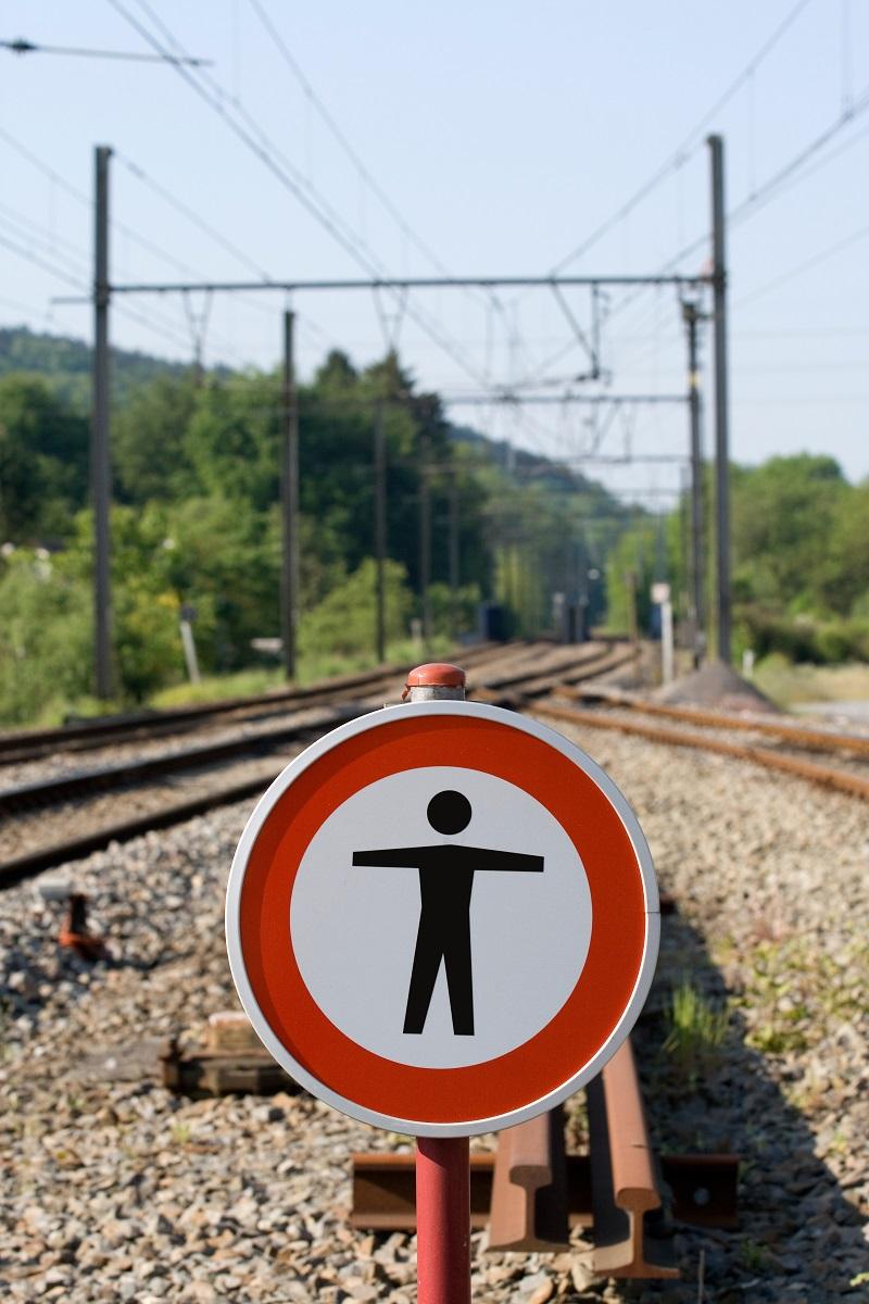 Un panneau de signalisation interdit aux personnes de se rendre sur les voies de chemins de fer.