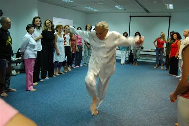 Rolando Toro Araneda danse devant un groupe.